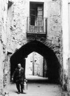 Torà: Joan Ferrer (Ramellà) repartint la llet  Ramon Santesmasses Ceriola