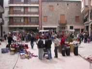 Torà: Detall de les parades de la plaça del Pati  Ramon Sunyer